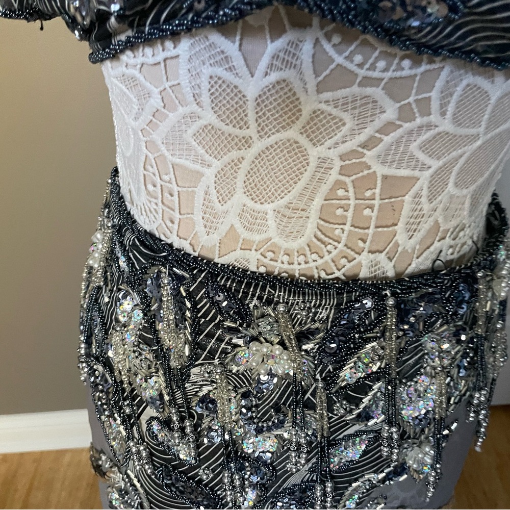 Silver metallic belly dance costume with asymmetrical sleeve - Picture 4 of 16